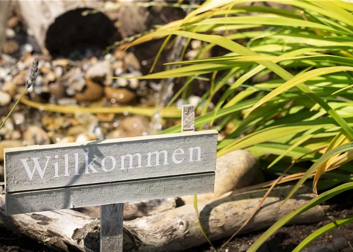 Immer auf dem richtigen Weg: Schilder und Wegweiser im Garten