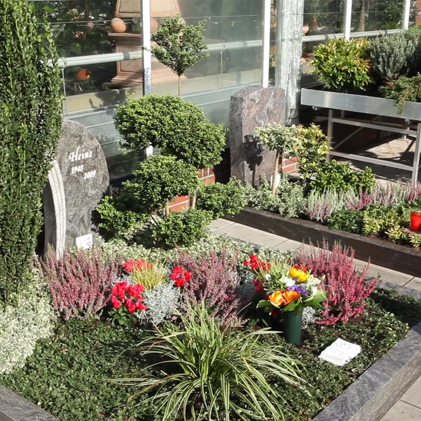 Doppelgrab - Grabbepflanzung im Herbst Doppelgrab - Grabbepflanzung im Herbst