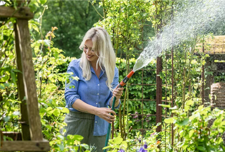 Gartenarbeit mit Gartenschlauch