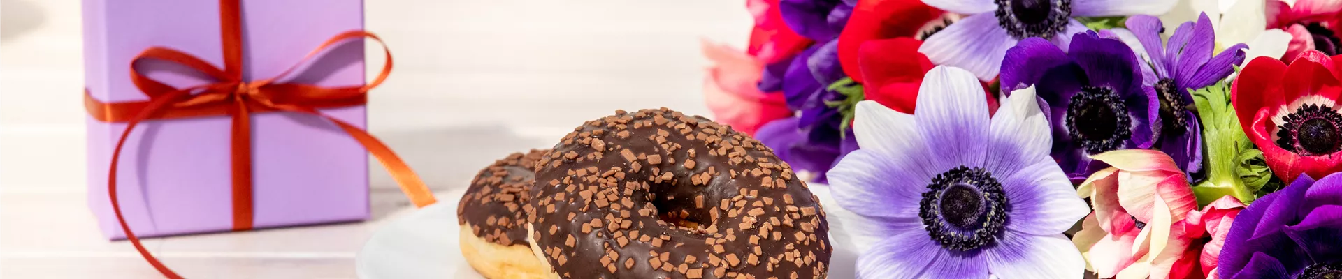 Muttertag - Donuts mit Geschenk und Blumen