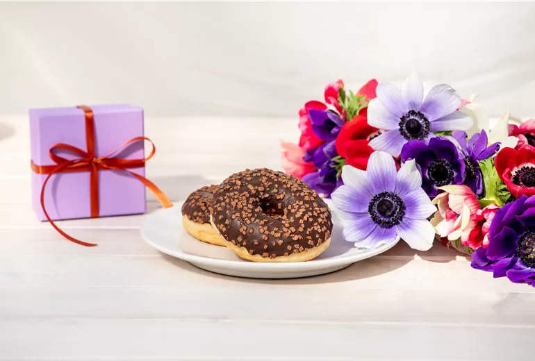 Muttertag - Donuts mit Geschenk und Blumen